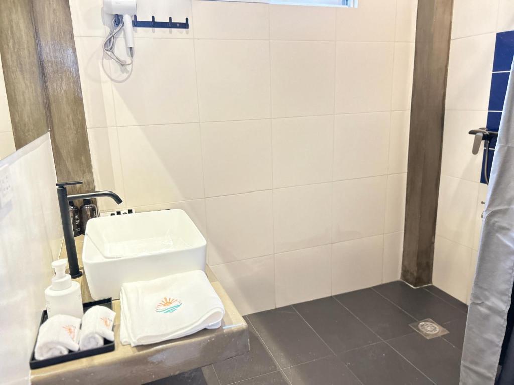 Washbasin and towels
