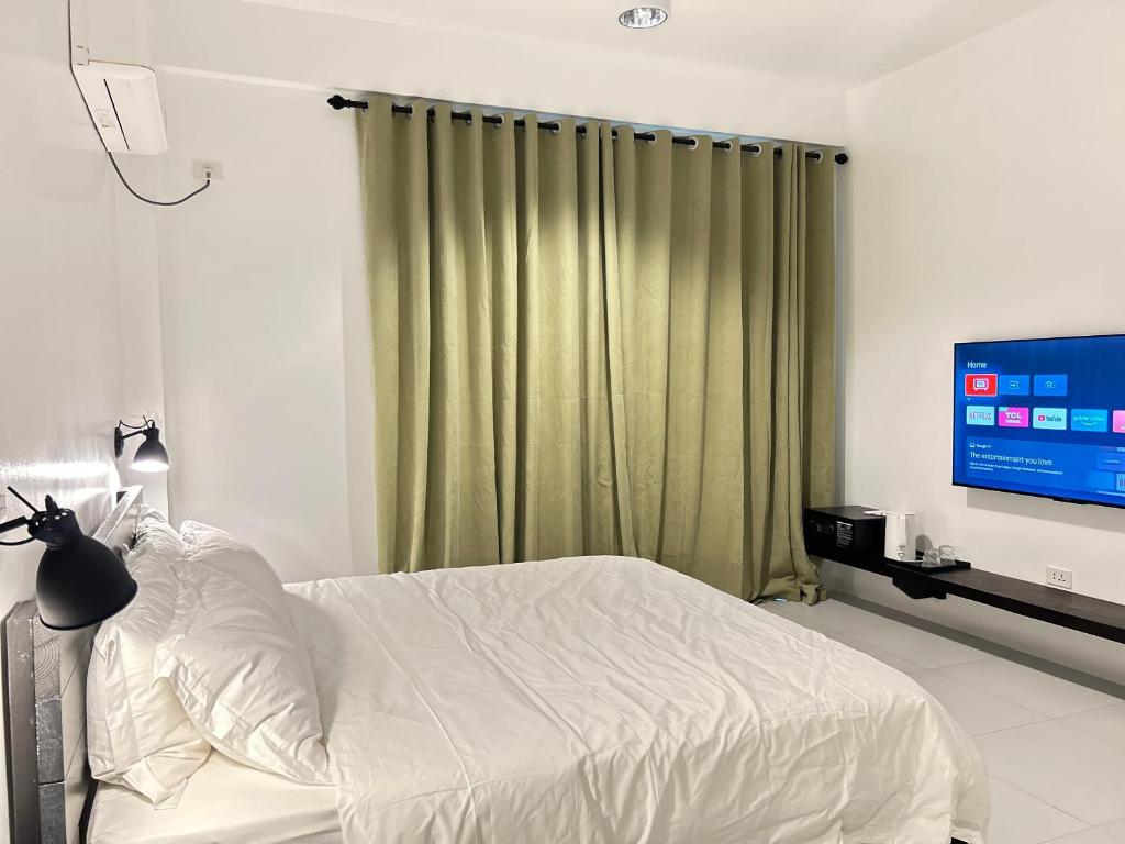 King bed facing the smart TV